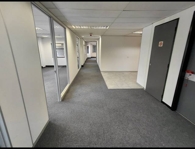 5,745M² OFFICE FOR SALE IN BRYANSTON